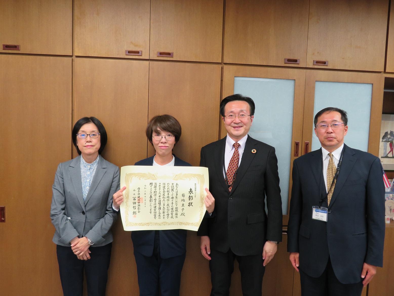 受賞の報告をした菊地准教授（中央左）と上月学長（中央右）